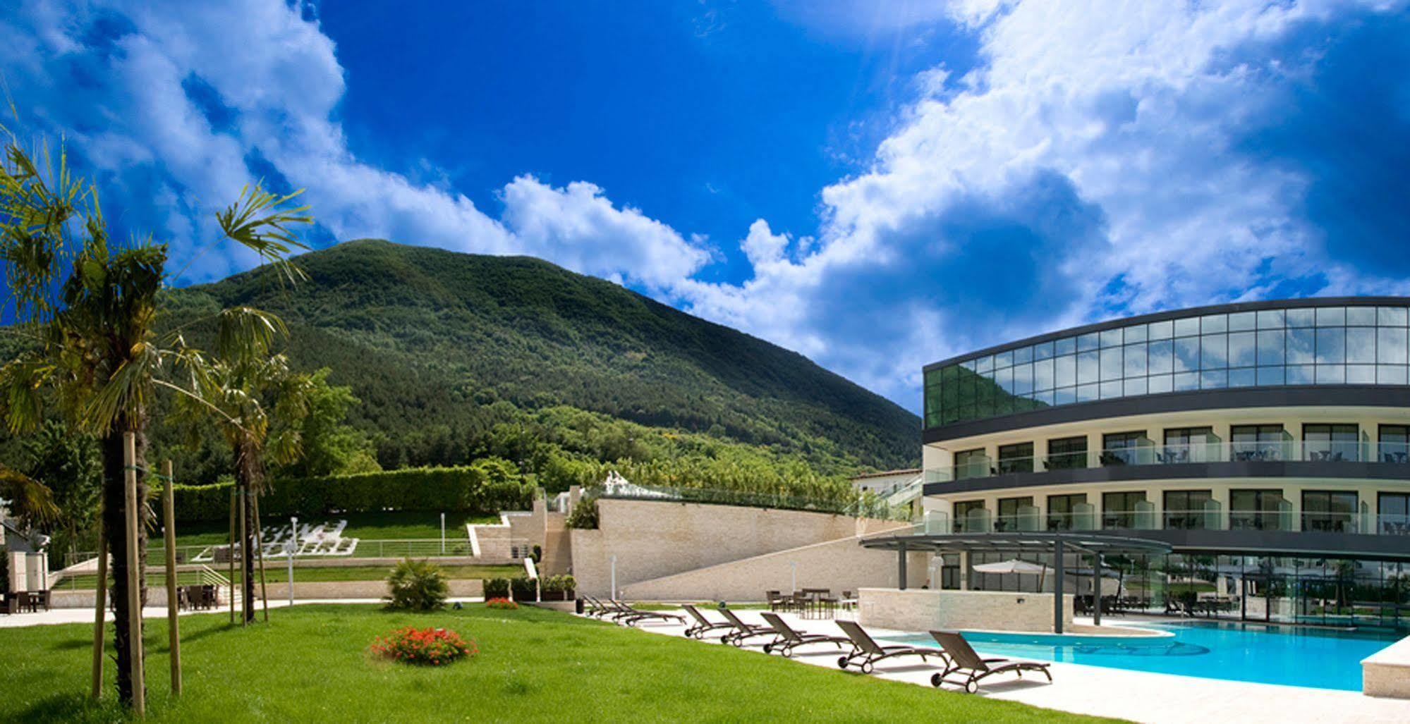 Fonte Del Benessere Resort Castelpetroso Exterior photo